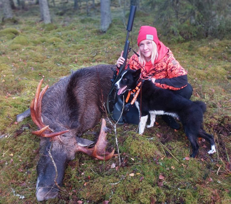 Jenni Räsänen hirvimetsällä.