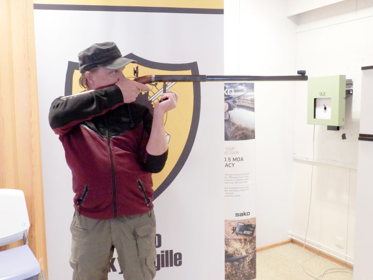 Sakari Viertola näyttää oikean ampuma-asennon.