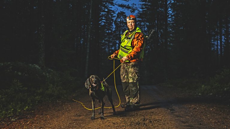 Metsästäjä Tom Rikberg ja metsästyskoira ovat mukana SRVA-toiminnassa.