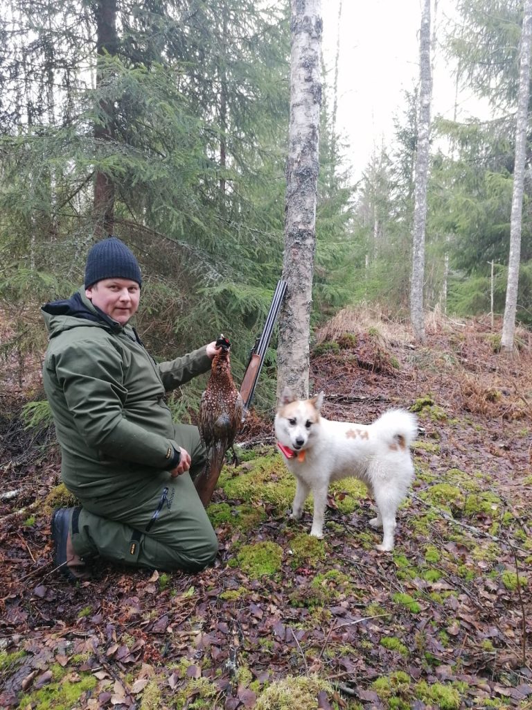 Metsästäjä Topi Kangas ja Pomo-koira.