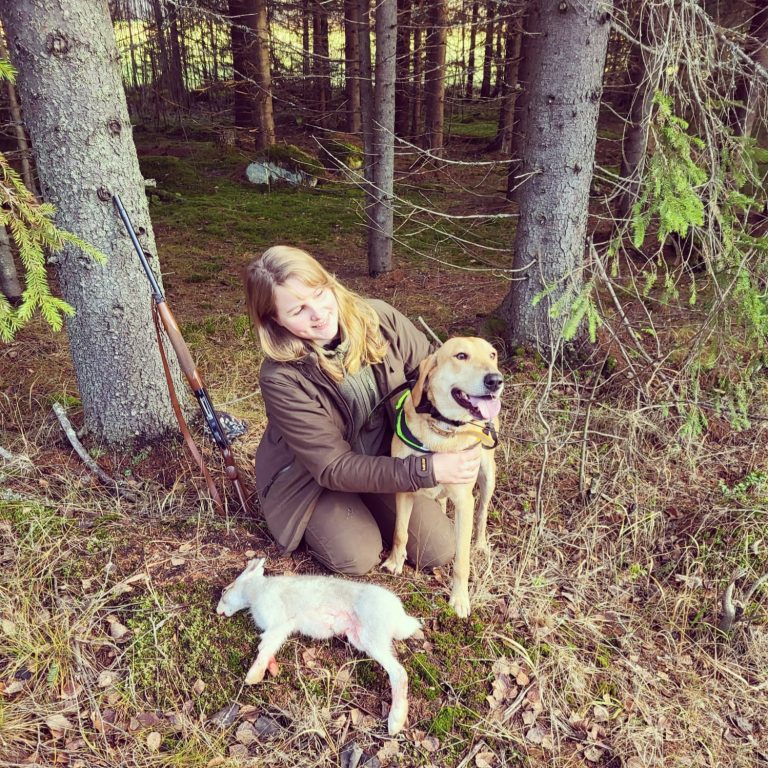 Venäjänajokoiraharrastaja Jessica Saari ja Usva.