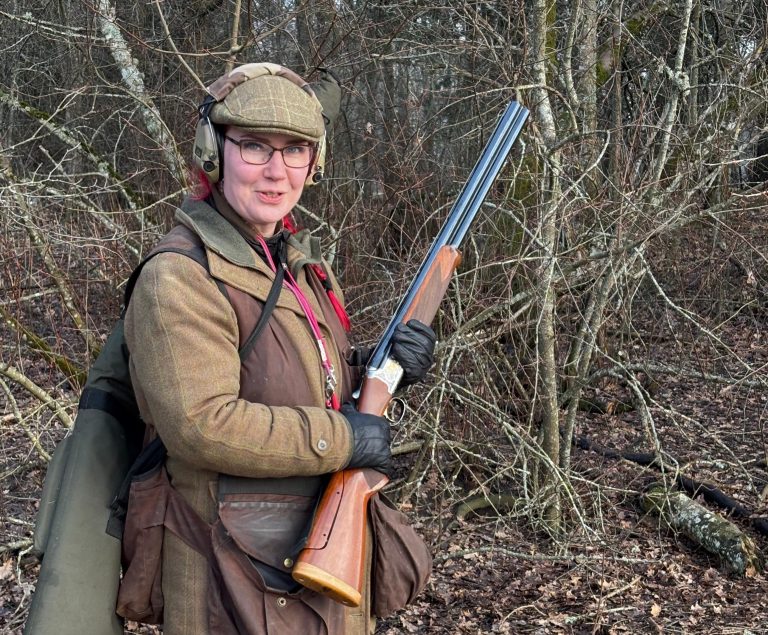 Metsästäjä Jenni Juselius metsällä.