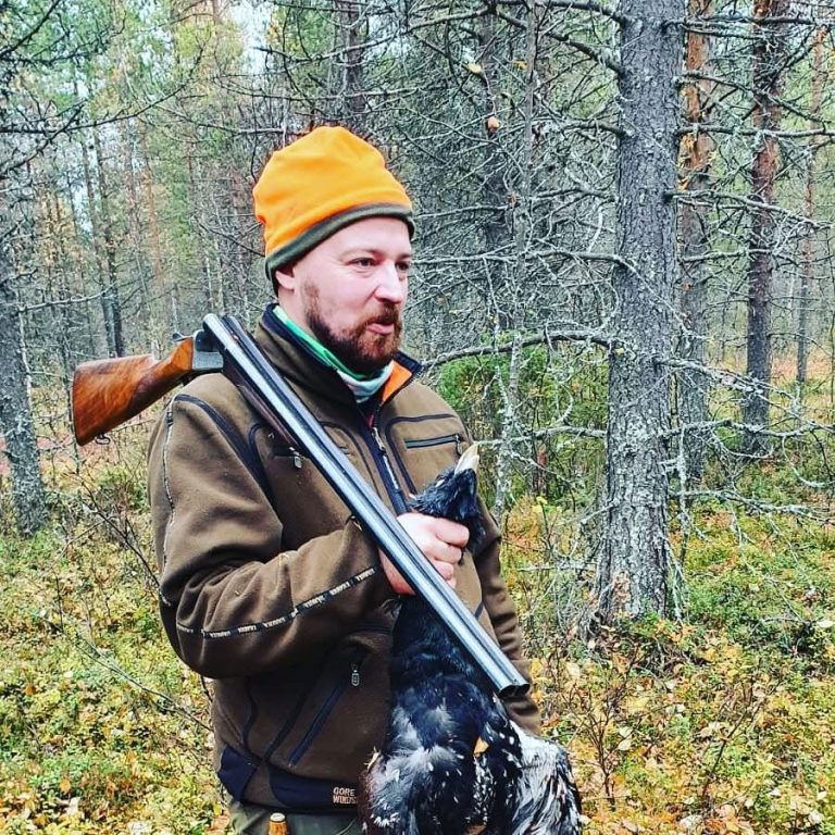 Rautavaaran kunnanjohtaja Mikko Kärnä metsästämässä.