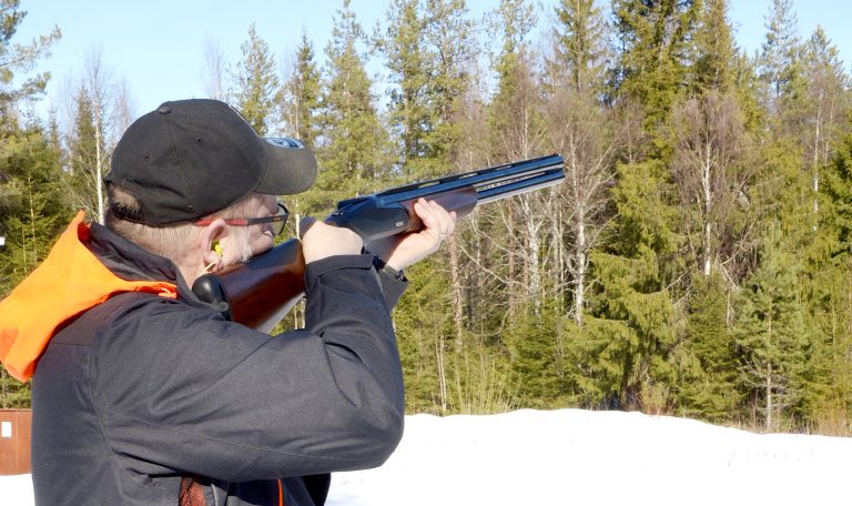 Benelli 828 -haulikko radalla.