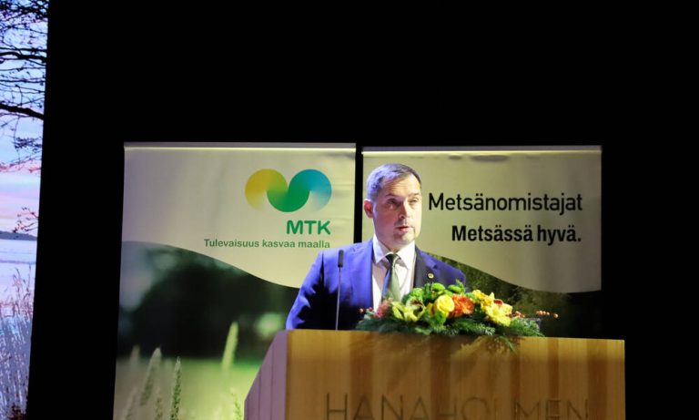MTK:n uusi puheenjohtaja puhujapöntössä.