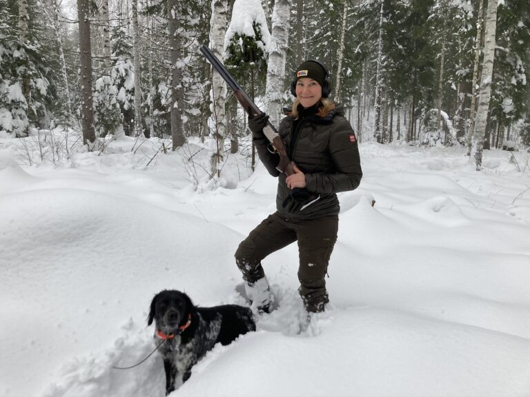 Metsästäjä talvella jahdissa.